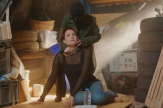 Miłość i nadzieja, odcinek 368: Podczas gdy Ege i Bulent jej szukają, porwana Feraye wysyła Bulentowi znak