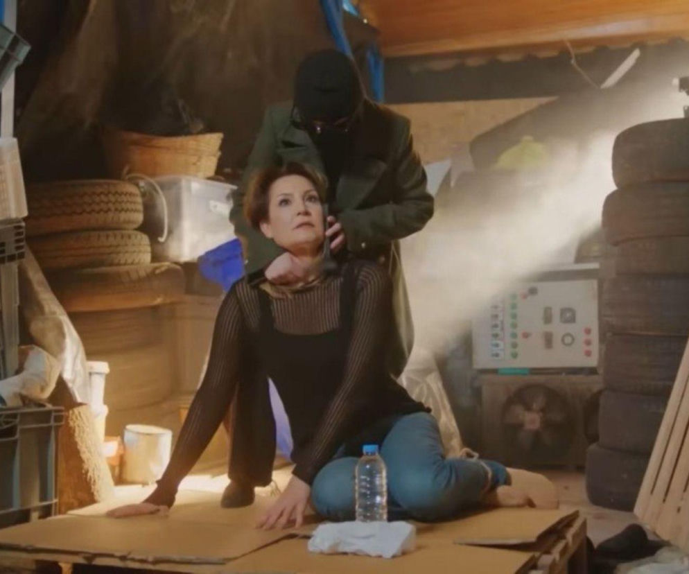 Miłość i nadzieja, odcinek 368: Podczas gdy Ege i Bulent jej szukają, porwana Feraye wysyła Bulentowi znak