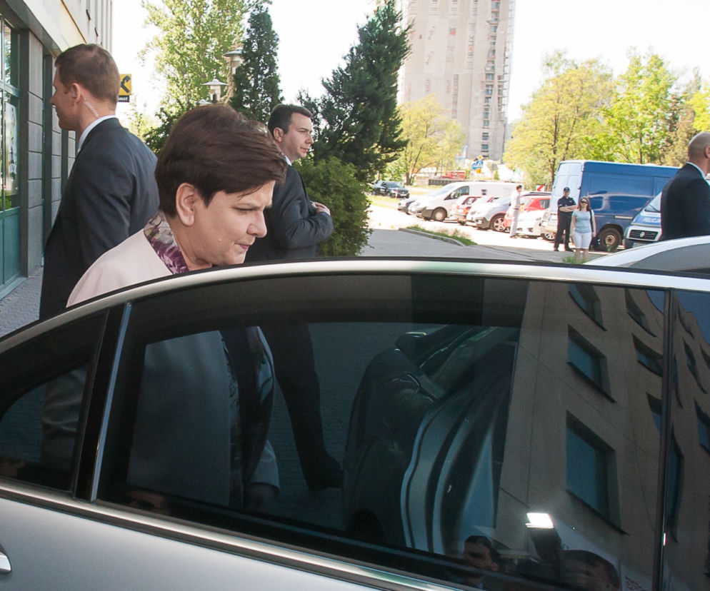 Beata Szydło wsiada do limuzyny