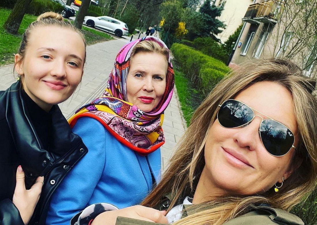 Grażyna Szapołowska na spacerze z rodziną