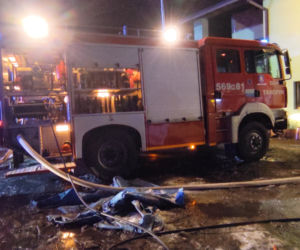 Pożar w Tarczynie, budynek gospodarczy płonął jak pochodnia