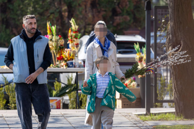 Rafał Maserak tańczący z palmami