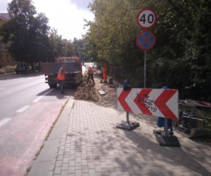 Absurd drogowy w Olsztynie. Zamknęli chodnik, piesi musieli chodzić po jezdni [FOTO]