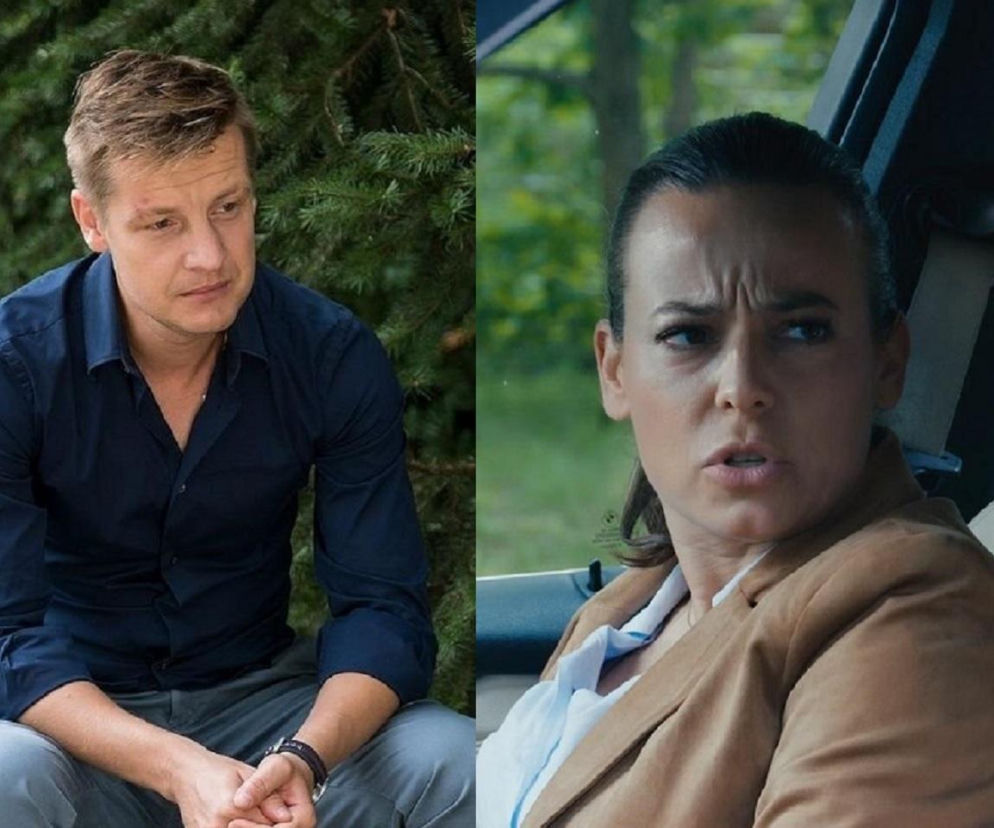 Paweł (Rafał Mroczek) w granatowej koszuli, z dłońmi splecionymi na kolanach, siedzący na tle zielonych iglaków, oraz Magda (Anna Mucha) w jasnej koszuli i brązowej marynarce, z zaciętą miną, w samochodzie. Poszukiwania Pawła Zduńskiego, o których przeczytasz na Super Seriale.