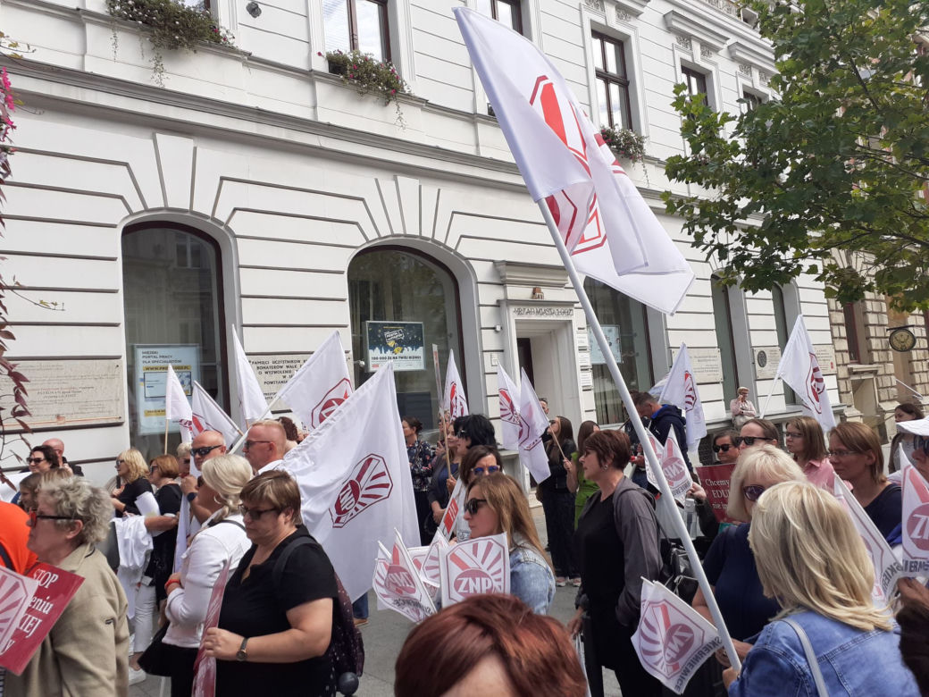  Przed Urzędem Wojewodzkim w Łodzi protestowali nauczyciele z ZNP!