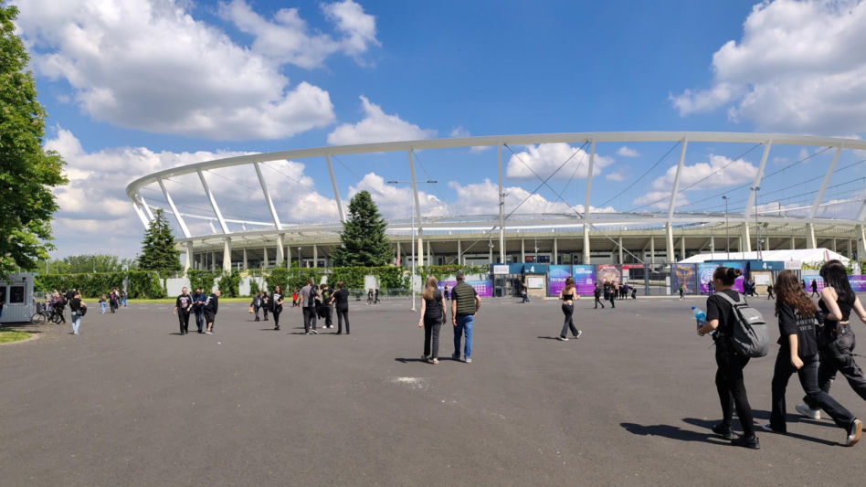 Długie kolejki i tłum fanów przed koncertem Metaliki