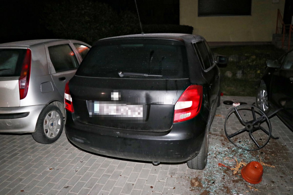 Suwałki. Demolka na osiedlu Północ. Na oczach policjantów wyrzucił pufę przez balkon