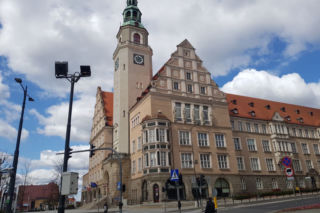 Olsztyn gasi światło dla planety. Ratusz w ciemności podczas Godziny dla Ziemi