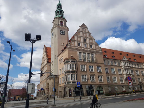 Olsztyn gasi światło dla planety. Ratusz w ciemności podczas Godziny dla Ziemi