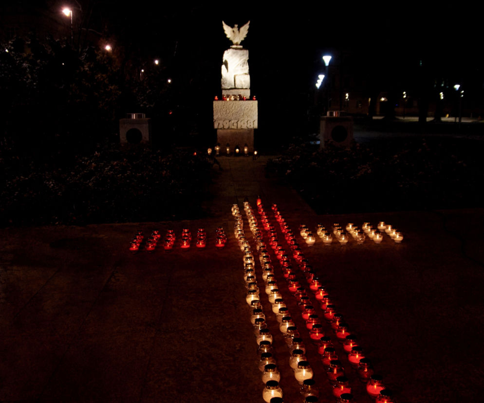 Znicze i flagi pod pomnikami. Lublin uczcił rocznicę 13 grudnia