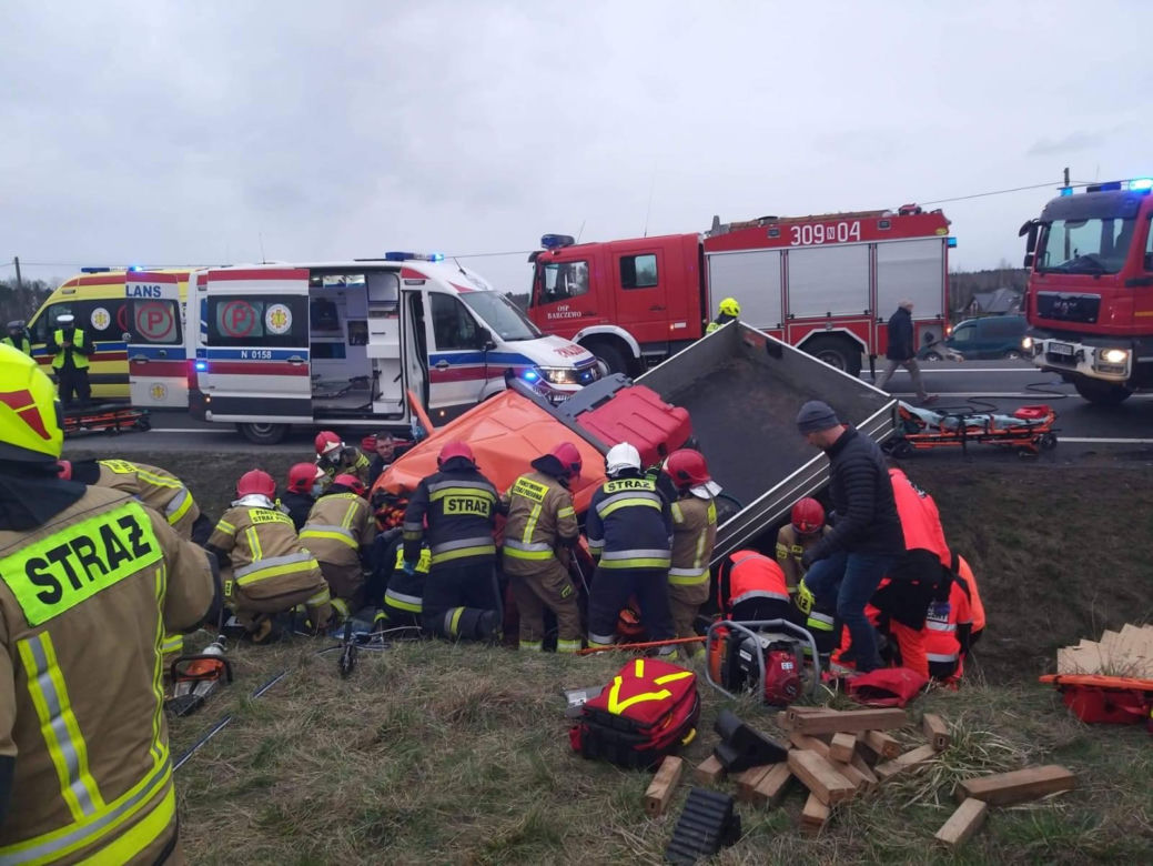 Kaplityny. Tragiczny wypadek na DK 16. Nie żyją dwie osoby, cztery w szpitalu [ZDJĘCIA]