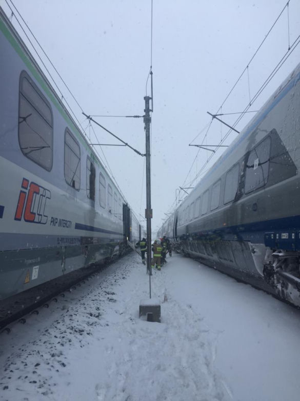 Pociąg relacji Warszawa-Zakopane utonął w polu. Błyskawiczna akcja. Pomogli strażacy