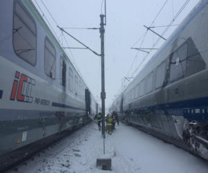 Pociąg relacji Warszawa-Zakopane utonął w polu. Błyskawiczna akcja. Pomogli strażacy