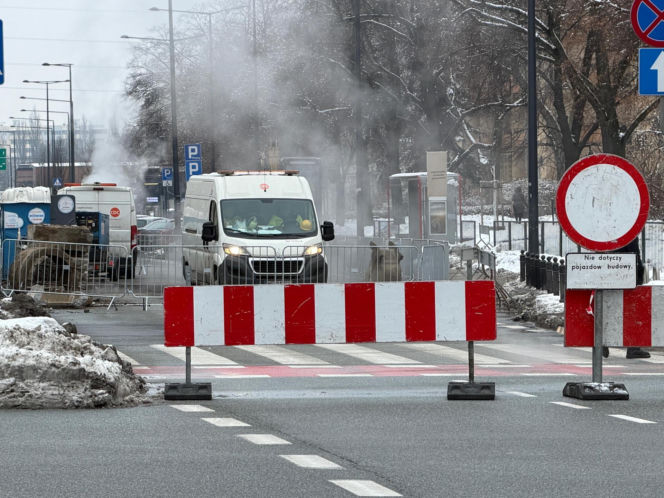 Pęknięta rura paraliżuje Wolę. Górczewska zamknięta na tydzień po awarii ciepłowniczej