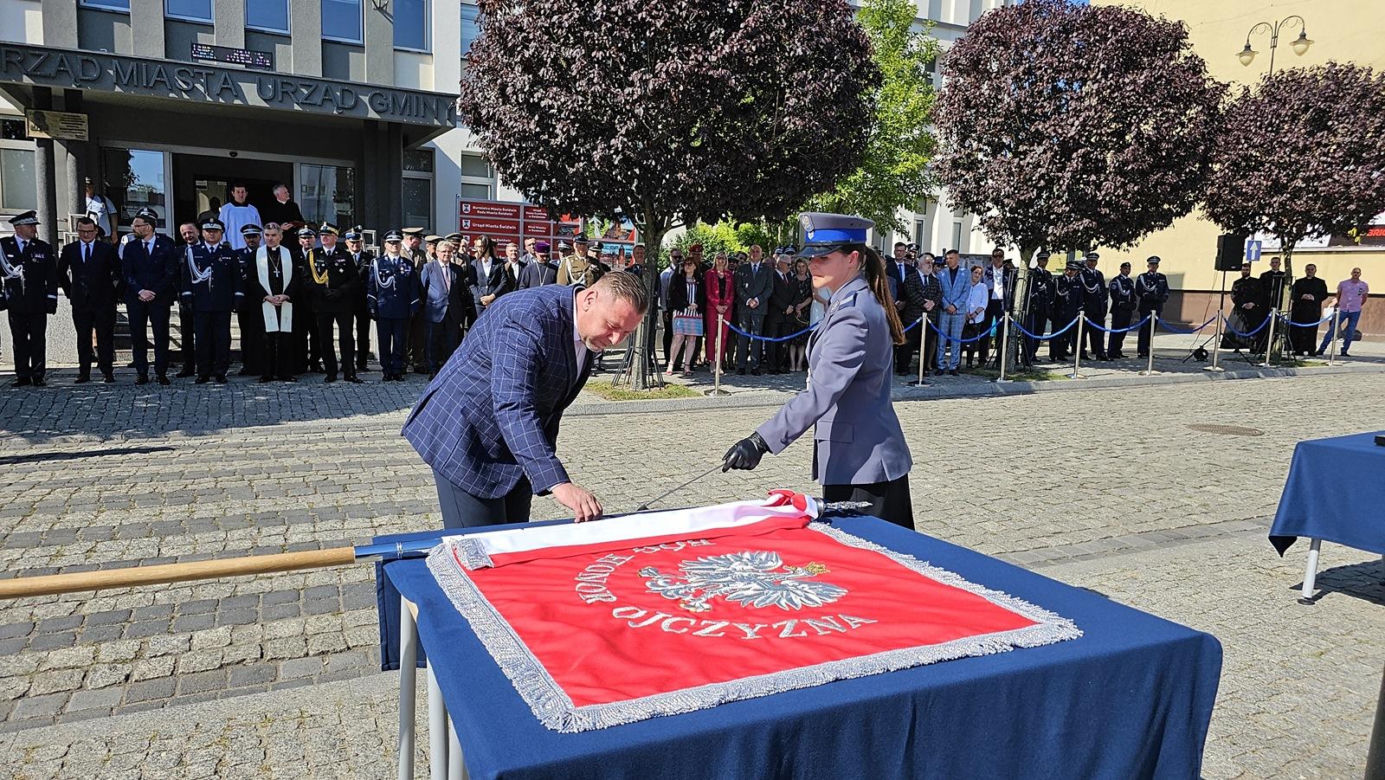 Nadanie sztandaru dla KPP w Świdwinie