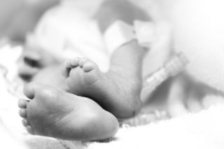 ŁÓDŹ. Bliźniaczki UMIERAŁY w szpitalu. Choć mama błagała, tata nie mógł pożegnać córeczek