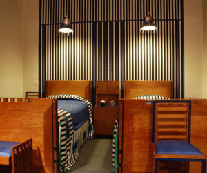 Secesja. Sypialnia projektu Charlesa Rennie Mackintosha – geometryczna odmiana stylu secesyjnego, z której po I wojnie światowej narodził się styl art deco.  