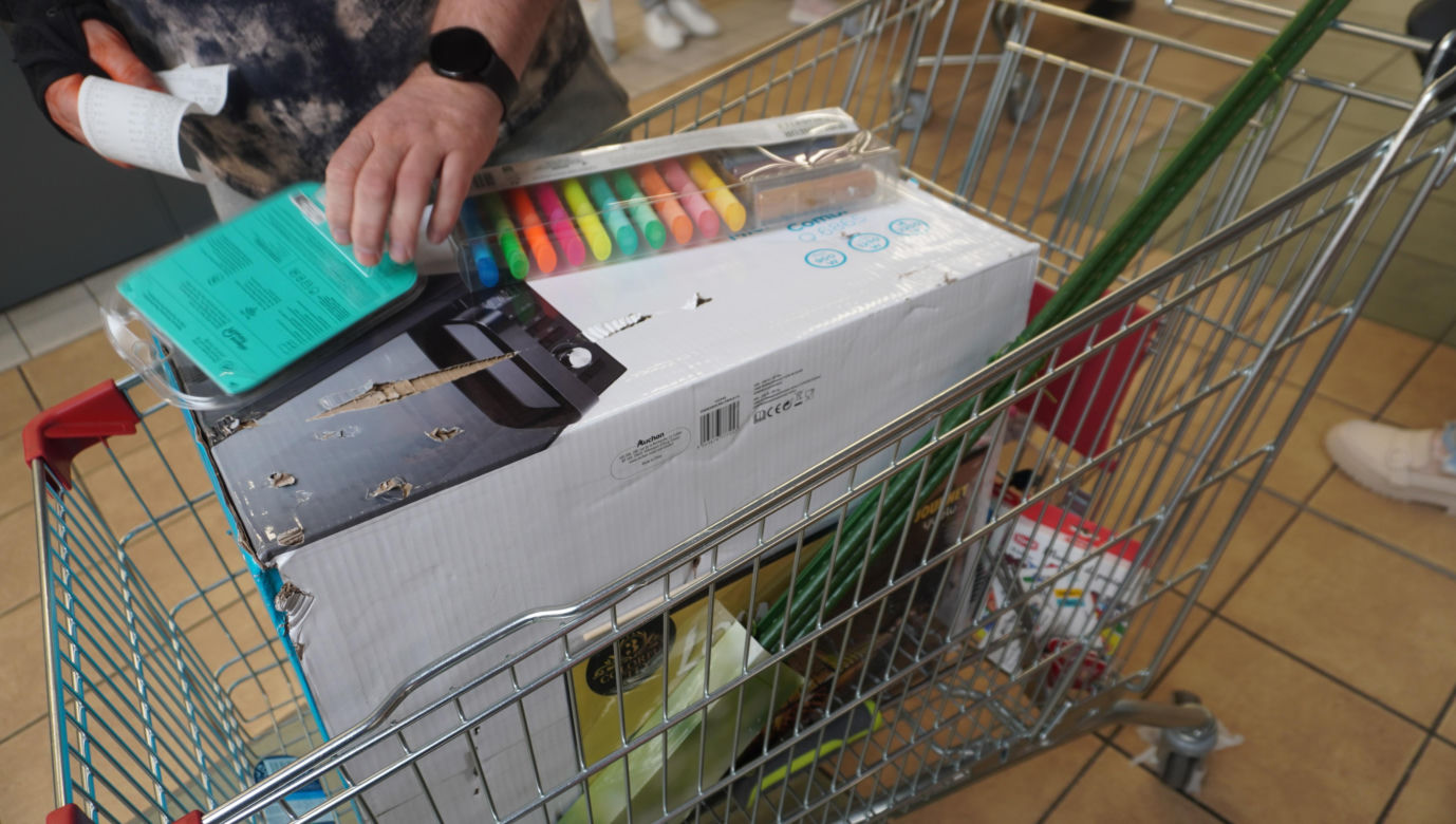 Tajemnicze wózki w Auchan w Olsztynie. Sprawdziliśmy, co było w środku. Zobacz zdjęcia!