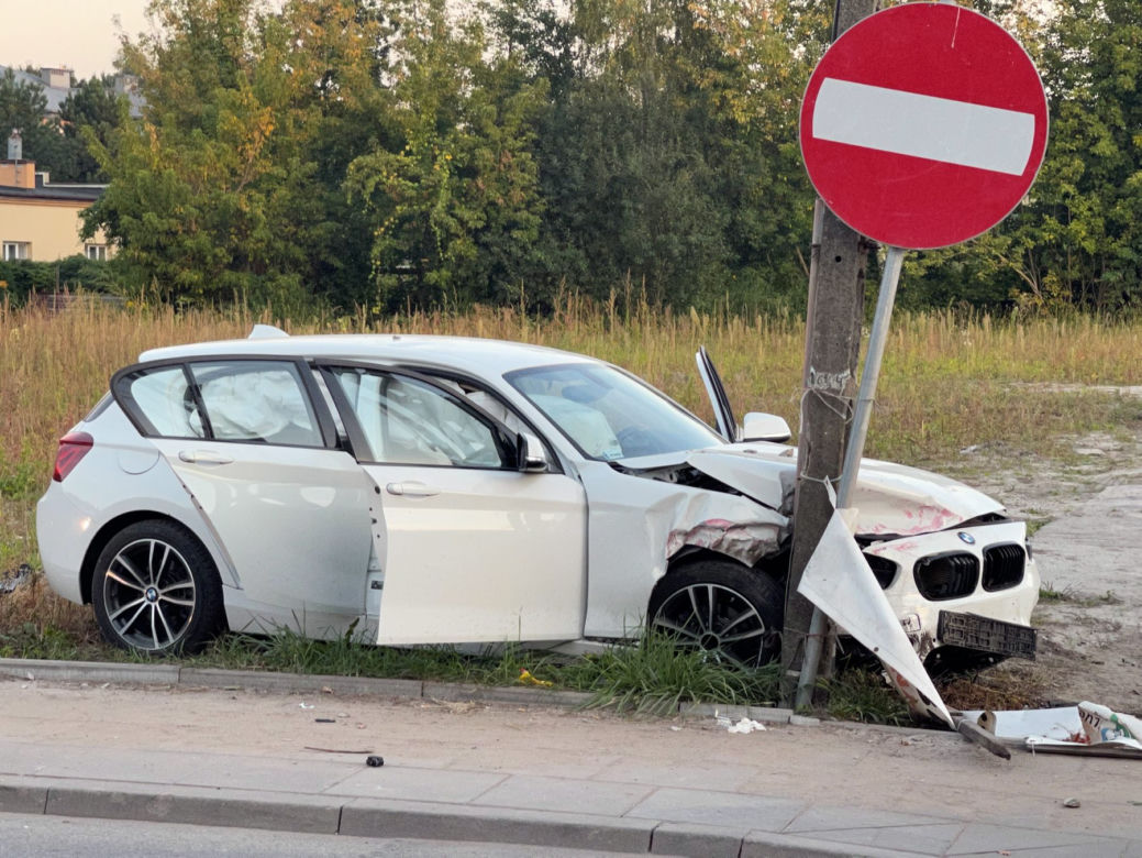 Bmw po zderzeniu z oplem wbiło się w słup