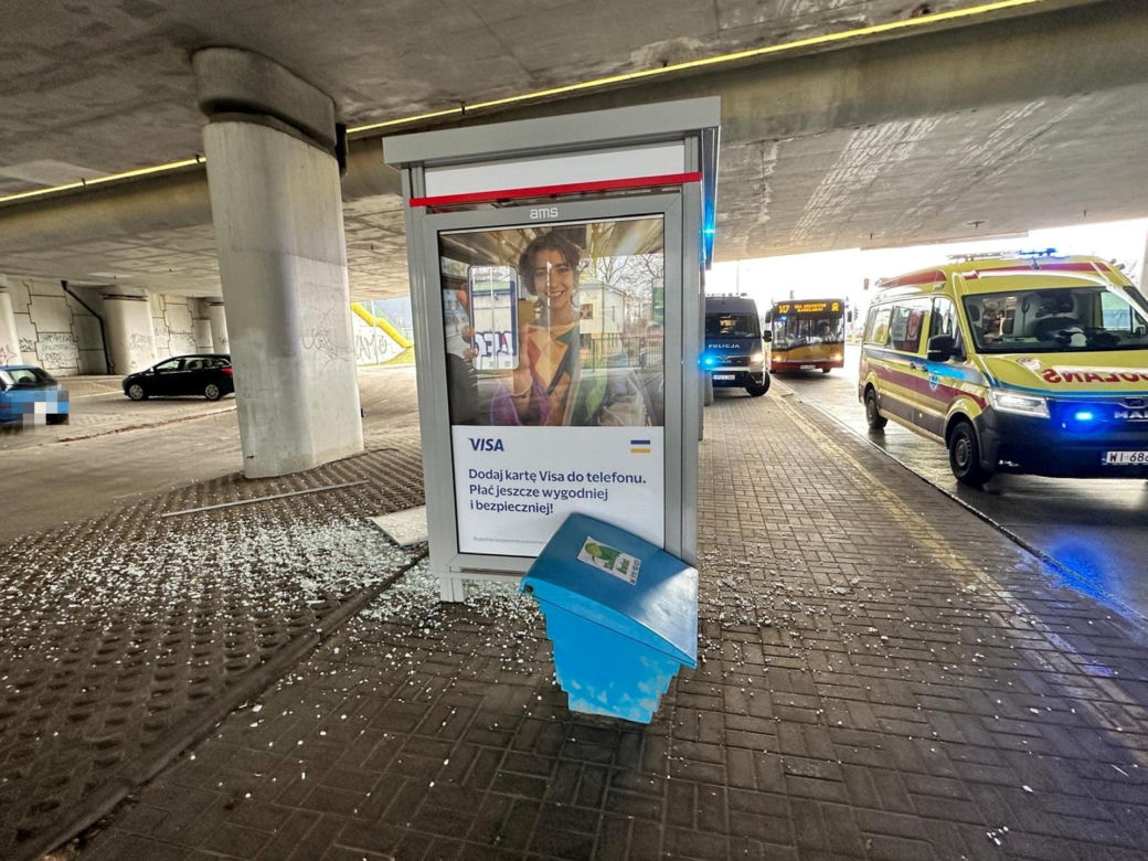 Przyczepka odpadła od auta i huknęła w przystanek autobusowy. Kobieta została ciężko ranna