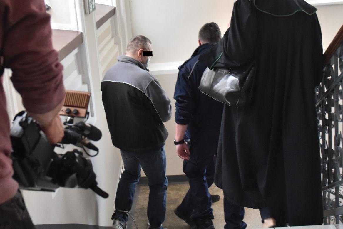 Robert B. gwałcił córkę i pasierbicę przez kilka lat
