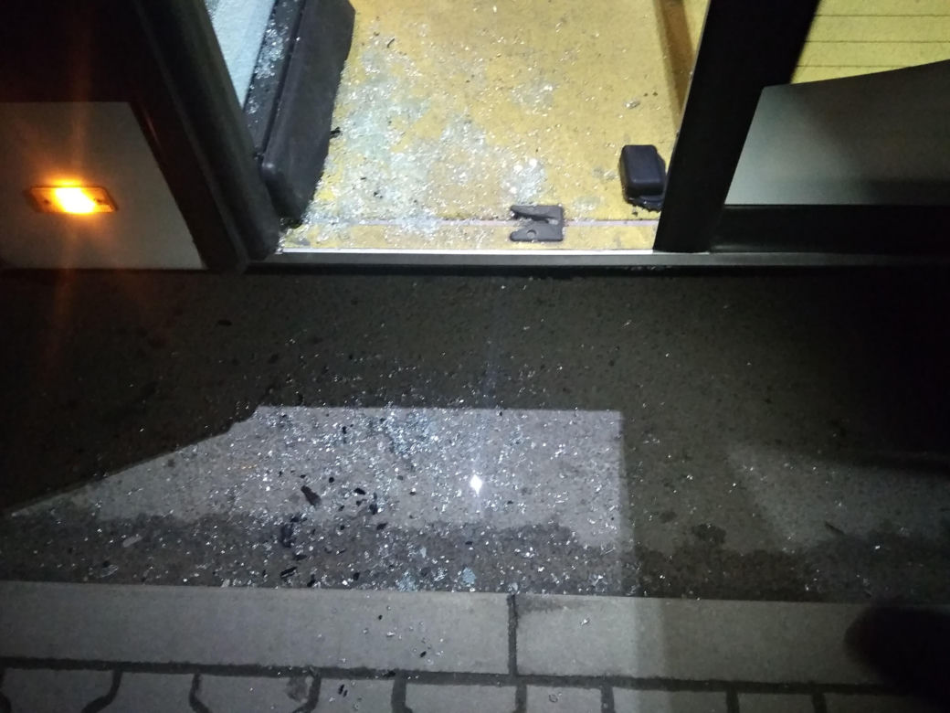 Ostrzelanie autobusu pod Krakowem. Kierowca i pasażerowie cudem uniknęli śmierci!