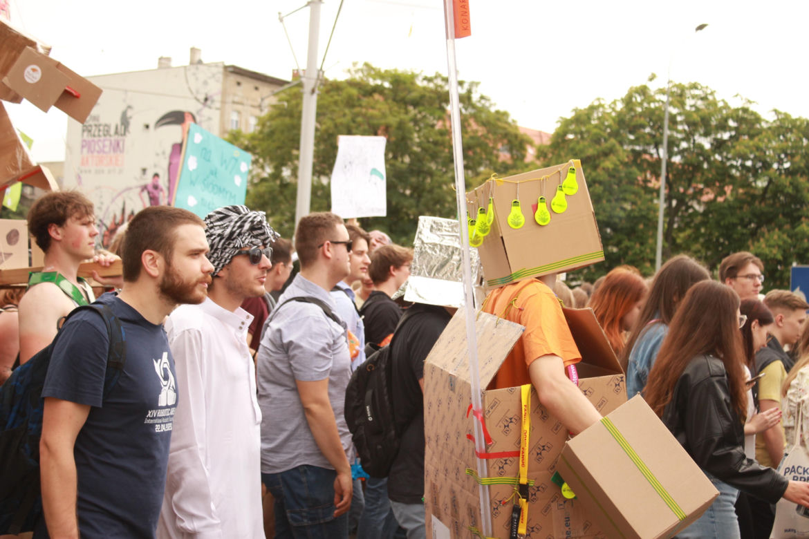Studenci opanowali Wrocław. Pochód juwenaliowy przeszedł ulicami miasta. Było śpiewająco! [ZDJĘCIA]