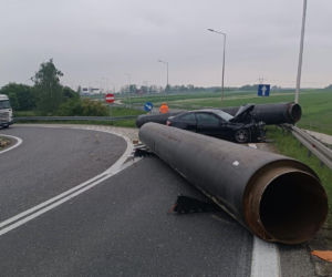 Stalowe rury wypadły z ciężarówki. Zablokowana była droga krajowa w Świętokrzyskiem