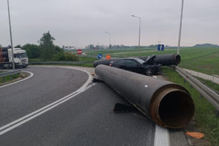 Stalowe rury wypadły z ciężarówki. Zablokowana była droga krajowa w Świętokrzyskiem
