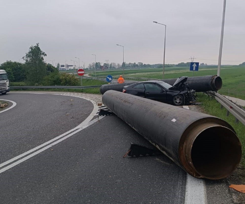 Stalowe rury blokowały drogę krajową w Świętokrzyskiem