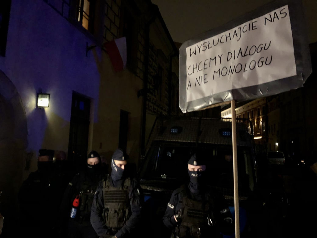 Protest przeciwko kardynałowi Stanisławowi Dziwiszowi w Krakowie