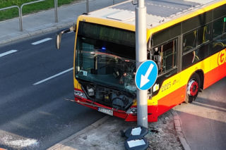 Półtoraroczny chłopiec ranny po wypadku autobusu który uderzył w słup