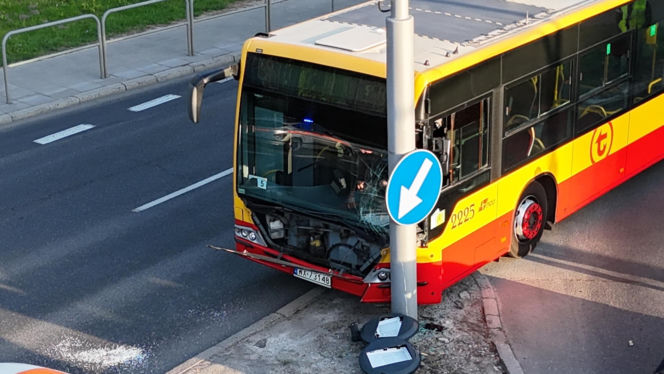 Miejski autobus uderzył w słup. Półtoraroczne dziecko trafiło do szpitala