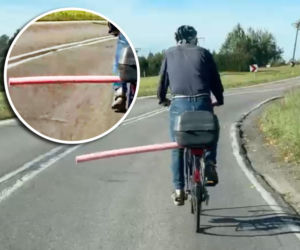 Rowerzysta z różową rurą paraliżuje drogę. Kierowcy dobrze go znają. To prowokator?