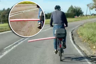 Rowerzysta z różową rurą paraliżuje drogę. Kierowcy dobrze go znają. To prowokator?