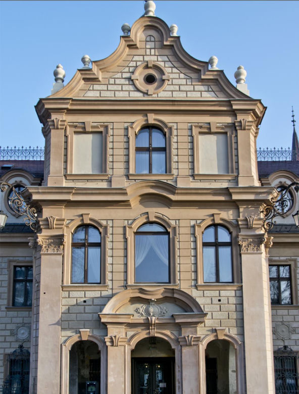 Metamorfoza Zamku w Mosznej. Z sanatorium w bajkowy hotel - tak przez lata zmieniał się jeden z najbardziej czarujących budynków w Polsce