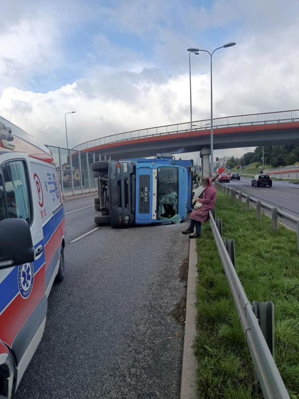 Kielce. Wypadek na ul. Grunwaldzkiej. Ciężarówka przewróciła się po zahaczeniu o wiadukt [ZDJĘCIA].