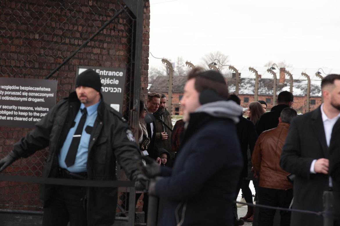 Elon Musk w Auschwitz upamiętnia ofiary