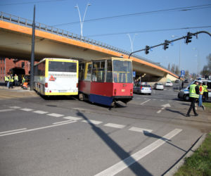 Groźny wypadek na Jagiellońskiej! Autobus zderzył się z tramwajem. Są poszkodowani!