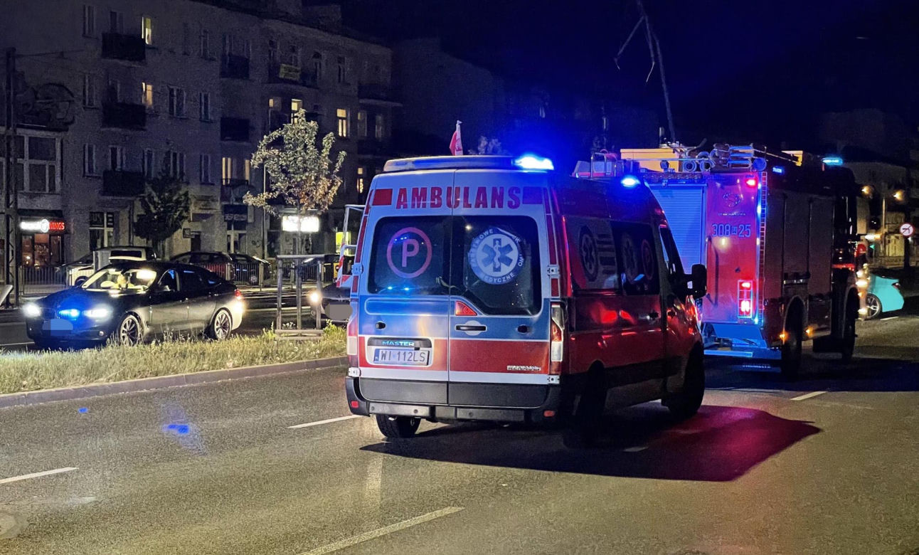 Nocna makabra na ulicach Warszawy. BMW ścięło latarnie. Egipskie ciemności na Grochowskiej