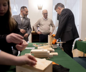 Włodzimierz Czarzasty robi budki dla ptaków Sejm/Piotr Tracz