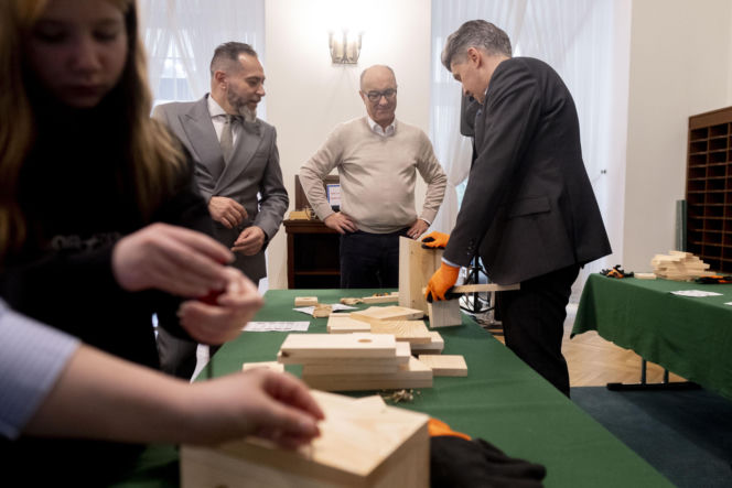 Włodzimierz Czarzasty robi budki dla ptaków Sejm/Piotr Tracz