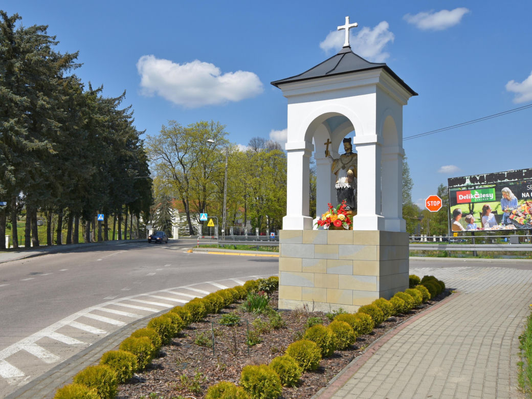 To miasto ma jeden z najpiękniejszych ratuszy w Małopolsce. Leży blisko najcieplejszego miejsca w województwie