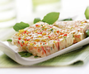 Sałatka jarzynowa w galarecie? Ten przepis z PRL-u wraca do łask i robi furorę na każdej imprezie!