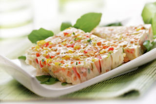 Sałatka jarzynowa w galarecie? Ten przepis z PRL-u wraca do łask i robi furorę na każdej imprezie!