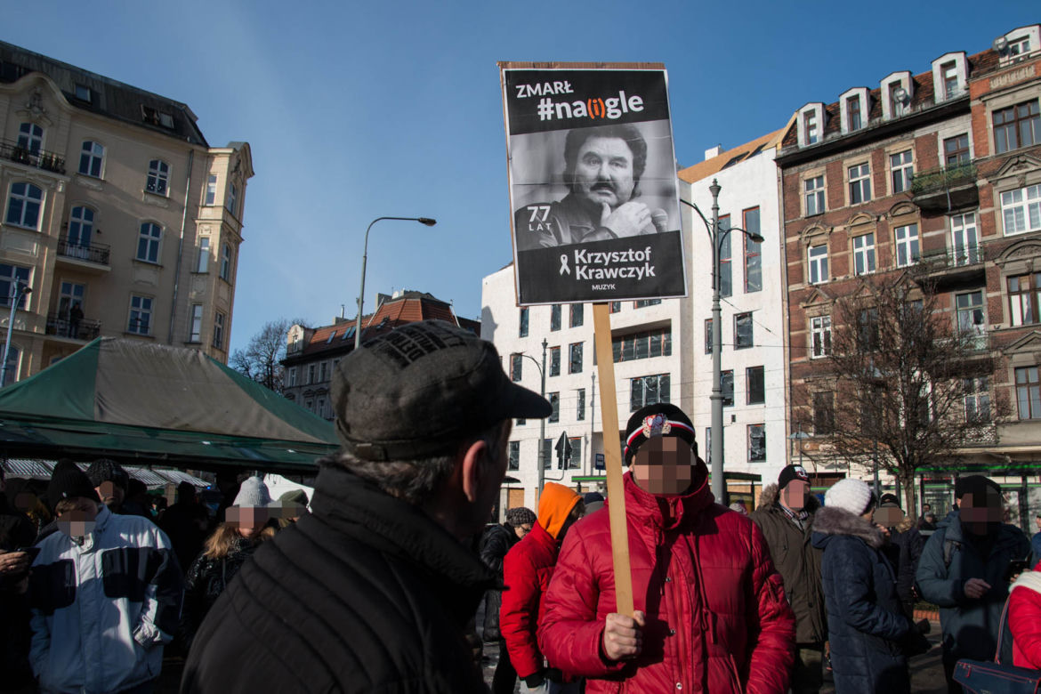 Antyszczepionkowcy wykorzystali wizerunek Krzysztofa Krawczyka. Żona odpowiada