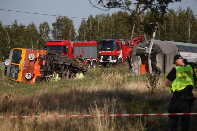 Miejsce katastrofy kolejowej. Pasażerowie opowiedzieli nam, co działo się tuż po zderzeniu z ciężarówką