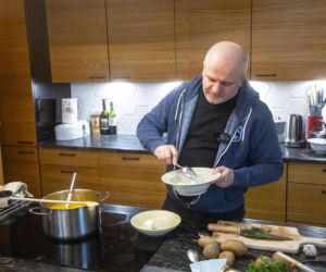 Paweł Kowal z synem gotują kartoflankę