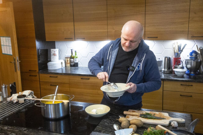 Paweł Kowal z synem gotują kartoflankę