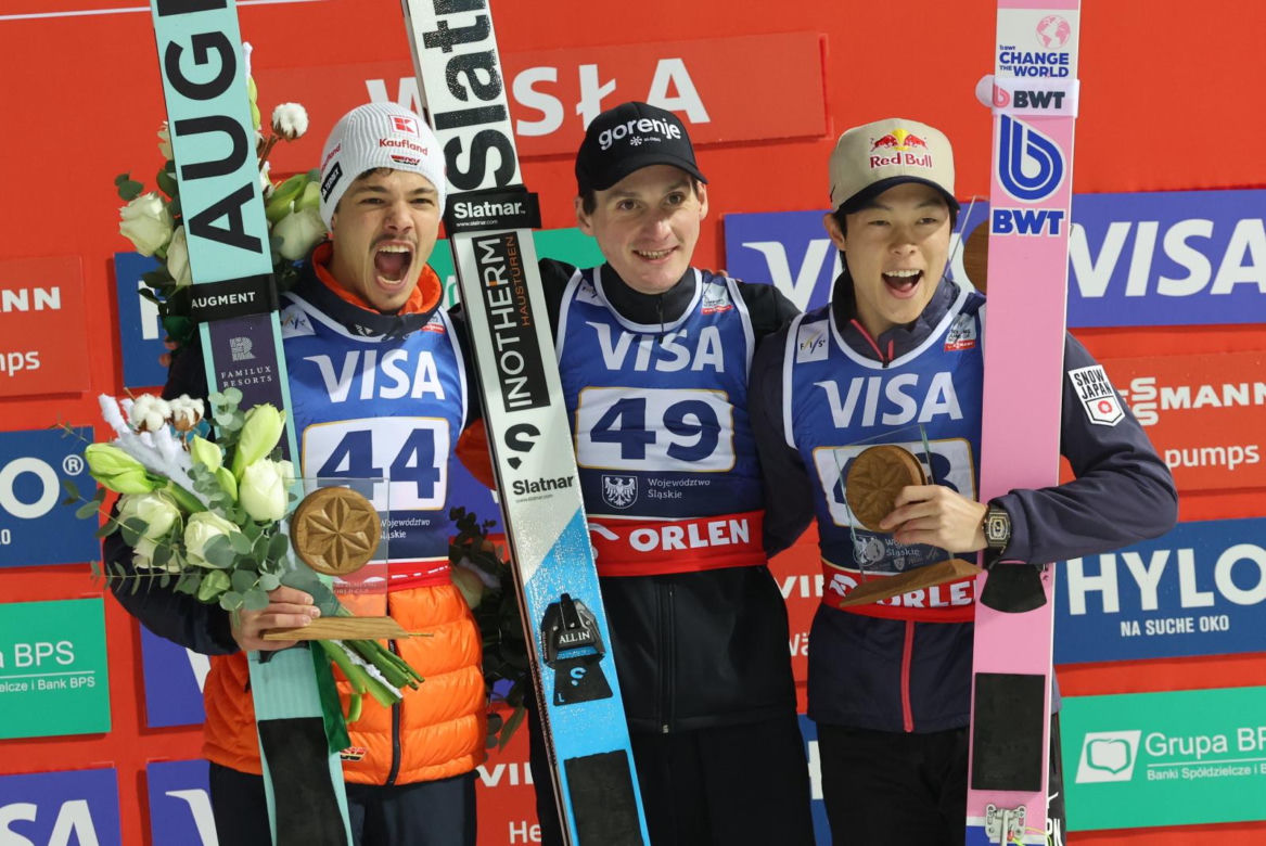 Domen Prevc, Philipp Raimund i Ryoyu Kobayashi na podium zawodów w Wiśle